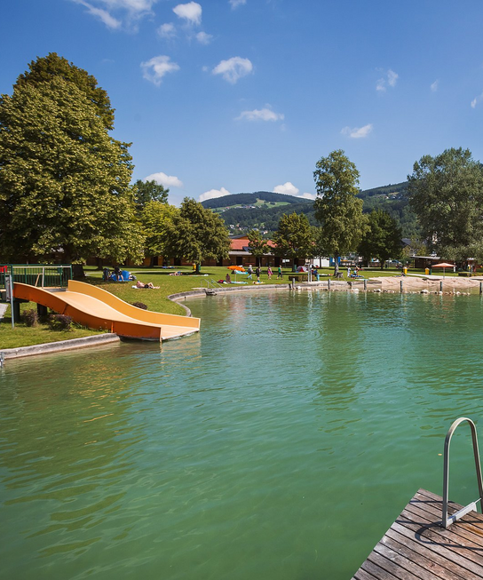 Alpenseebad mit Bergpanorama