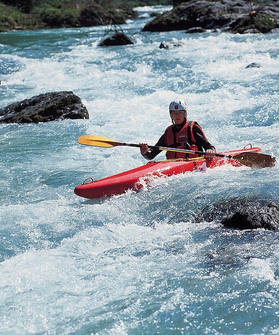 Kajakfahrt durch einen reißenden Fluss
