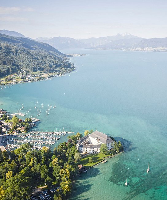 Der Attersee in seinen verschiedensten Blautönen mit Bootssteg