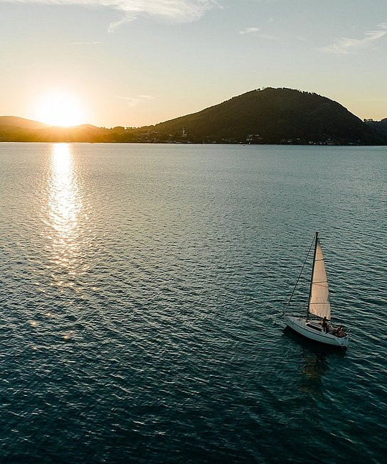 Segelboot am Attersee im Sonnenuntergang