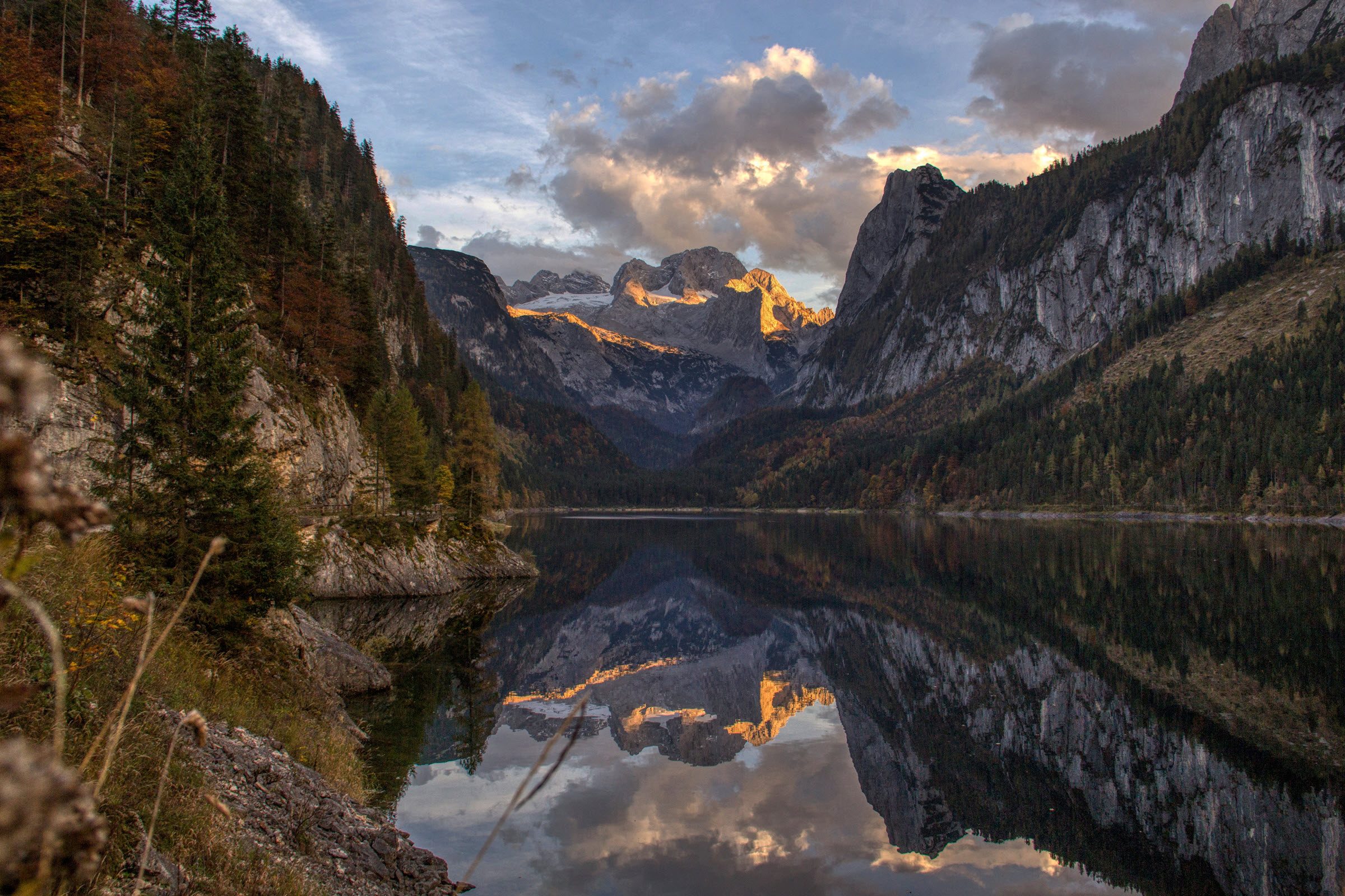 Vorderer Gosausee mit Bergpanorama in der Abendstimmung