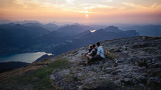 Familie am Schafberg mit Blick ins Tal