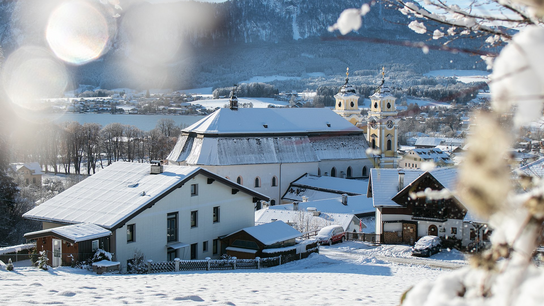 Basilika Mondsee im Schnee