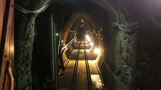 Salzbergwerk im Lampenlicht