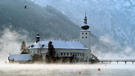 Schloss Ort eingebettet im Schnee und Nebelmeer