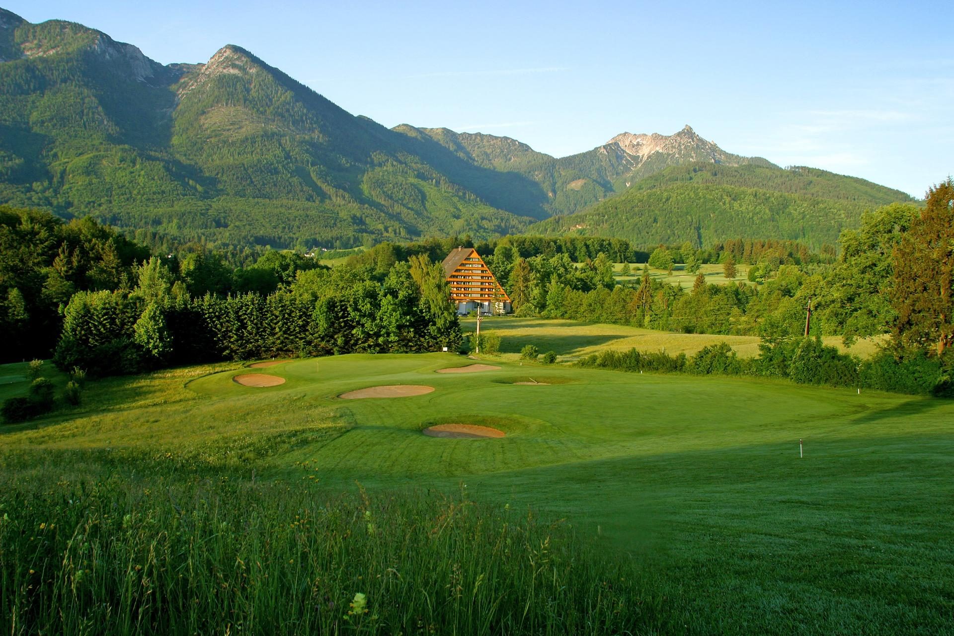 Golfclub Salzkammergut – Platz mit historischem Clubhaus und Berghang im Hintergrund
