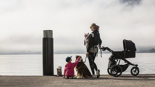 Familie an der Schiffsanlegestelle am Traunsee