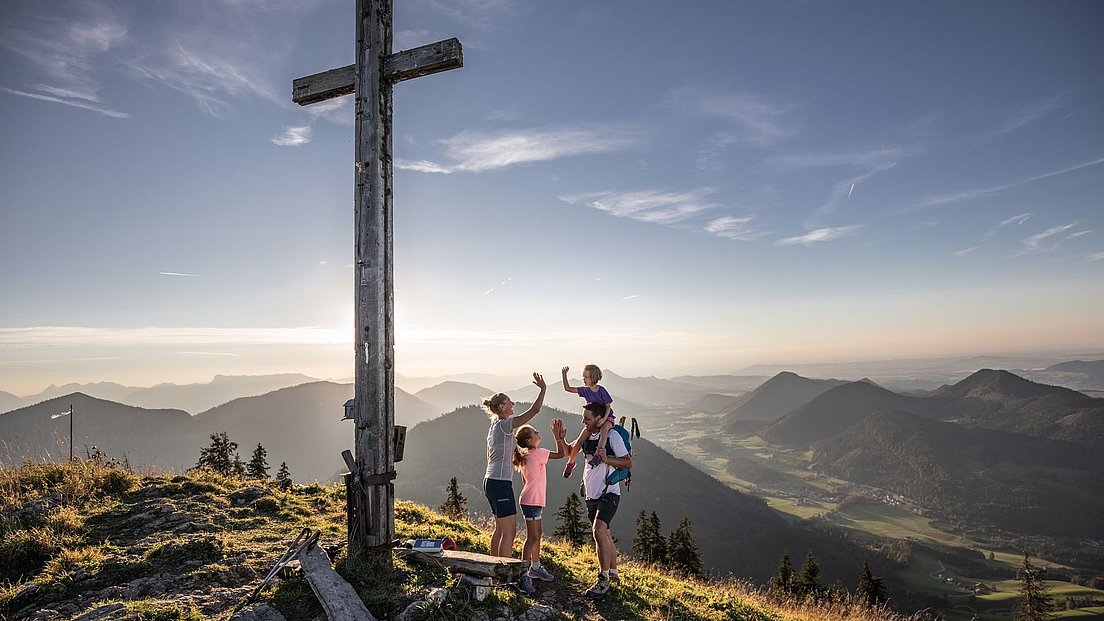 Familie beim Gipfelkreuz
