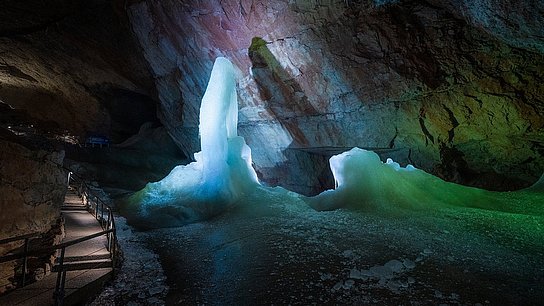 Beleuchtetes Eisobjekt in der Dachstein Rieseneishöhle