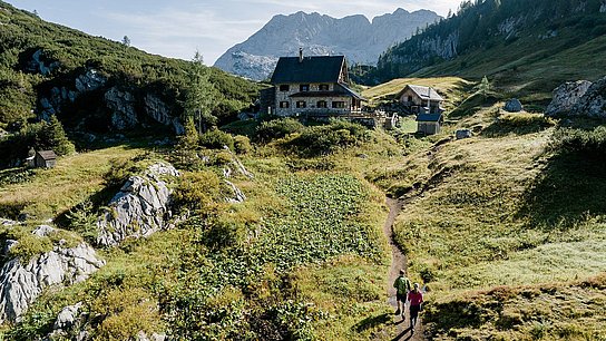 Wanderer auf dem Weg zur Pühringerhütte