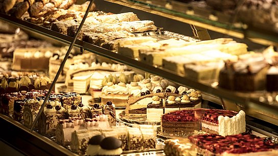 Tortenvitrine der Konditorei Zauner Bad Ischl