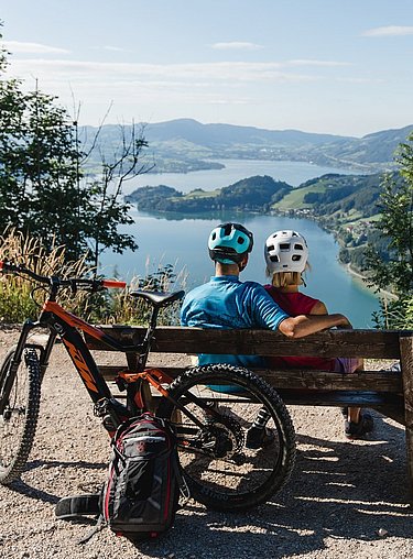 E-Mountainbikes an einer Bank mit Aussicht