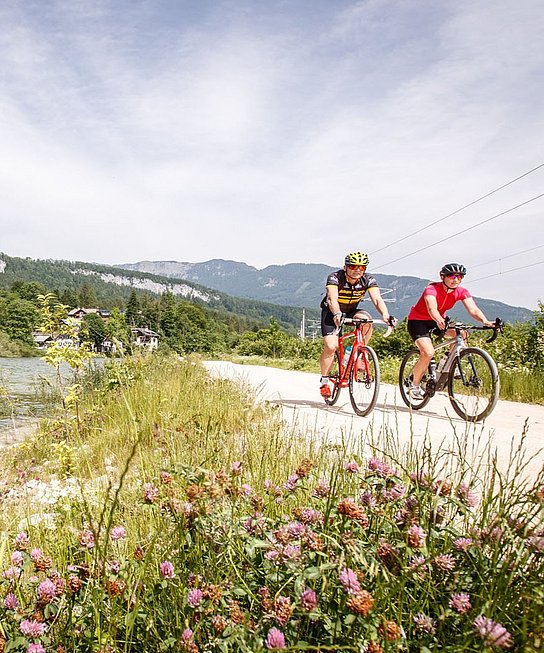 Zwei Gravel-Biker am Traunreiterweg