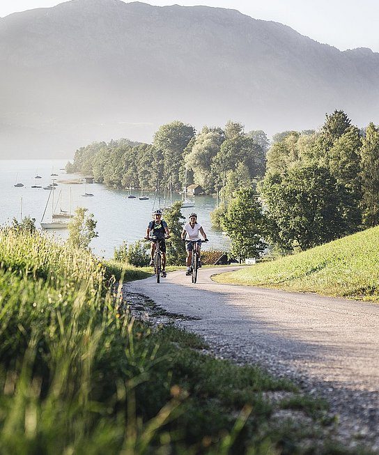 Pärchen beim Radfahren über dem Attersee