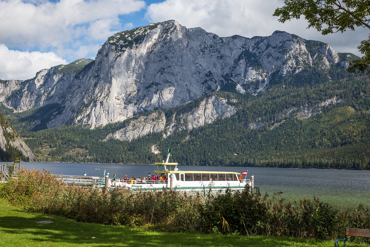 Ausflugsschiff am Altausseer See vor der Trisselwand
