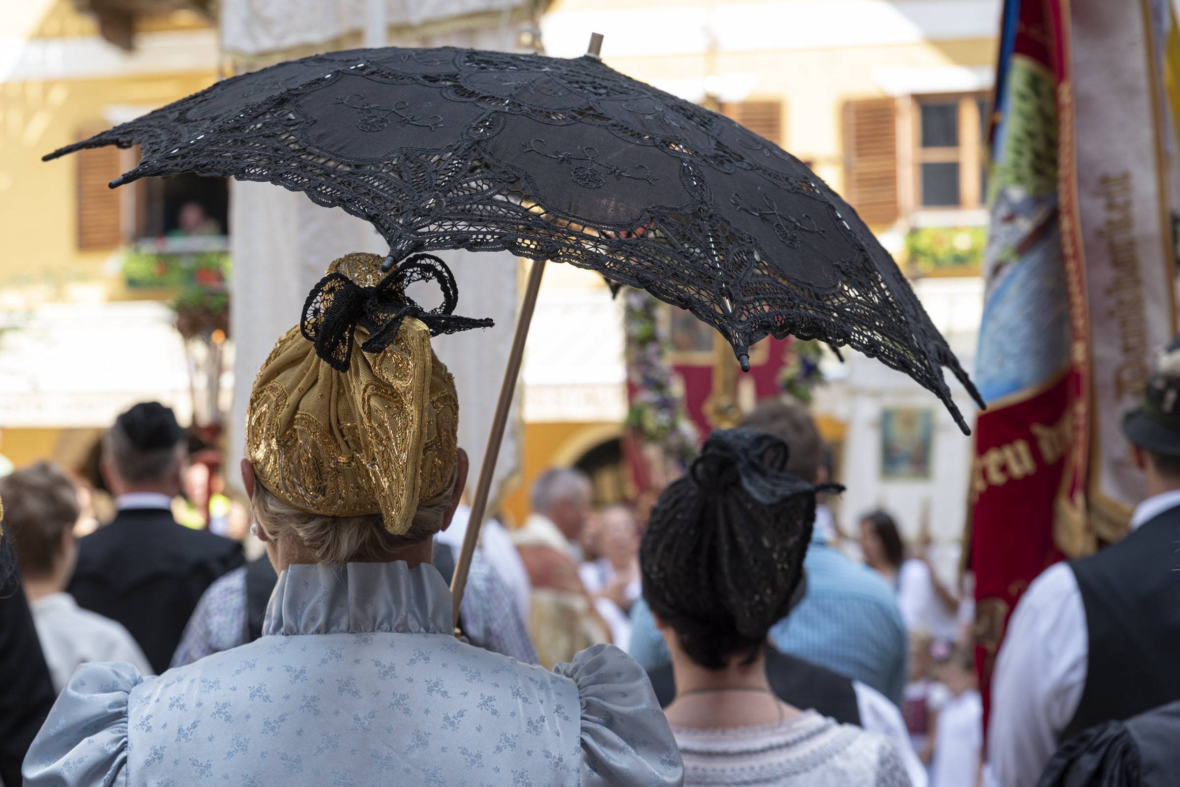 Goldhaubenfrauen bei der Fronleichnamsprozession in Hallstatt