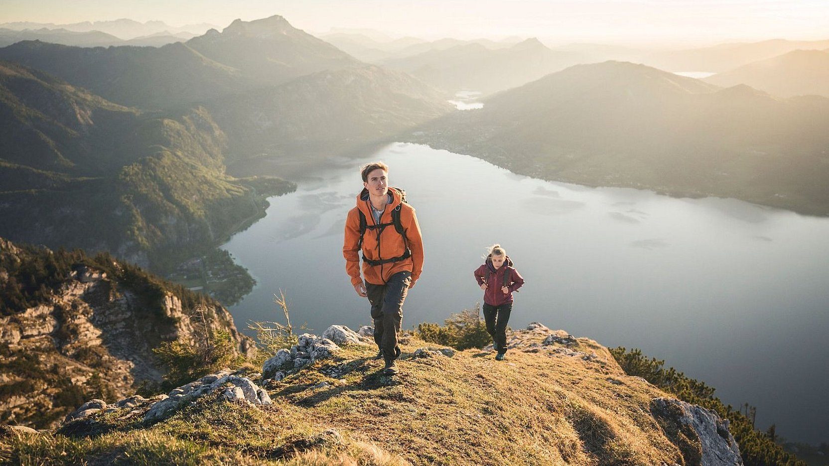 Paar beim Wandern – BergeSeen Trail am Attersee