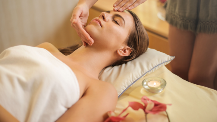 Dame entspannt sich während einer Massage