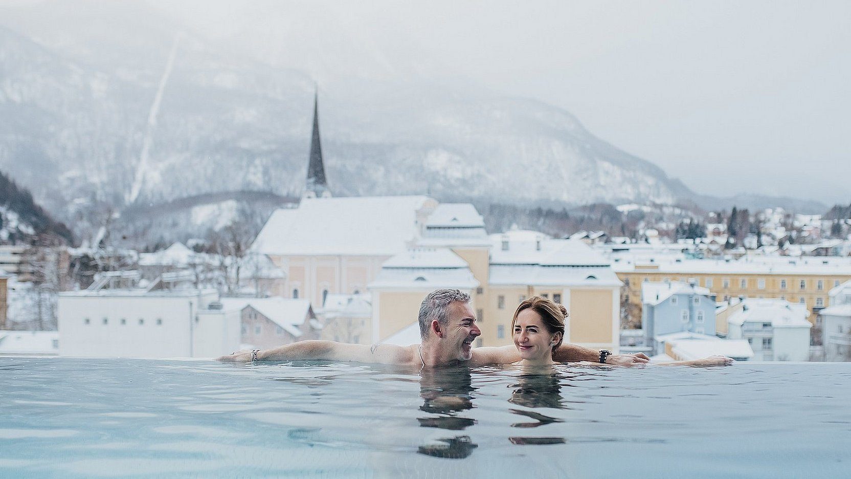 Paar genießt den Pool auf der Eurotherme Bad Ischl