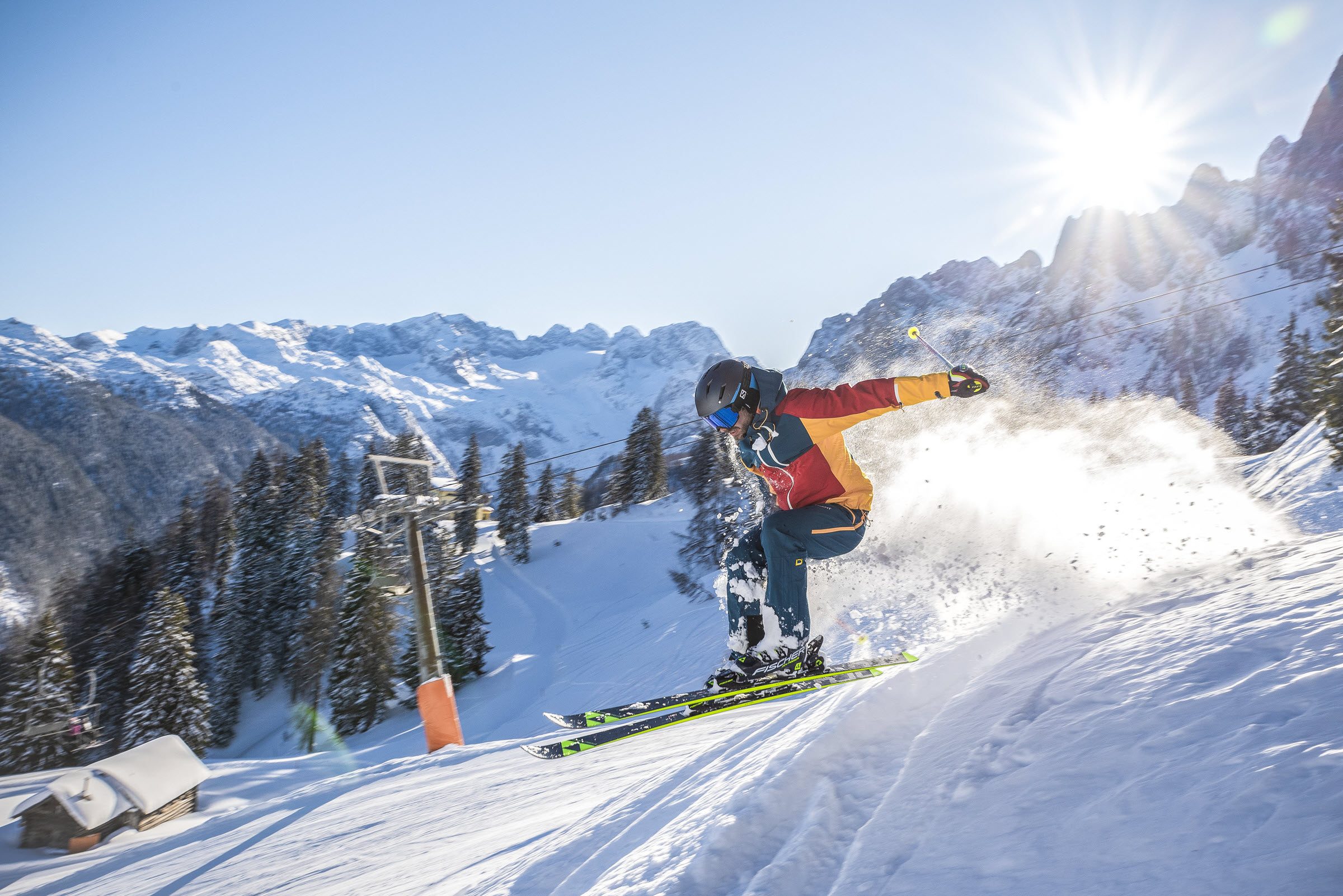 Skifahrer-Sprung im Skigebiet Dachstein West