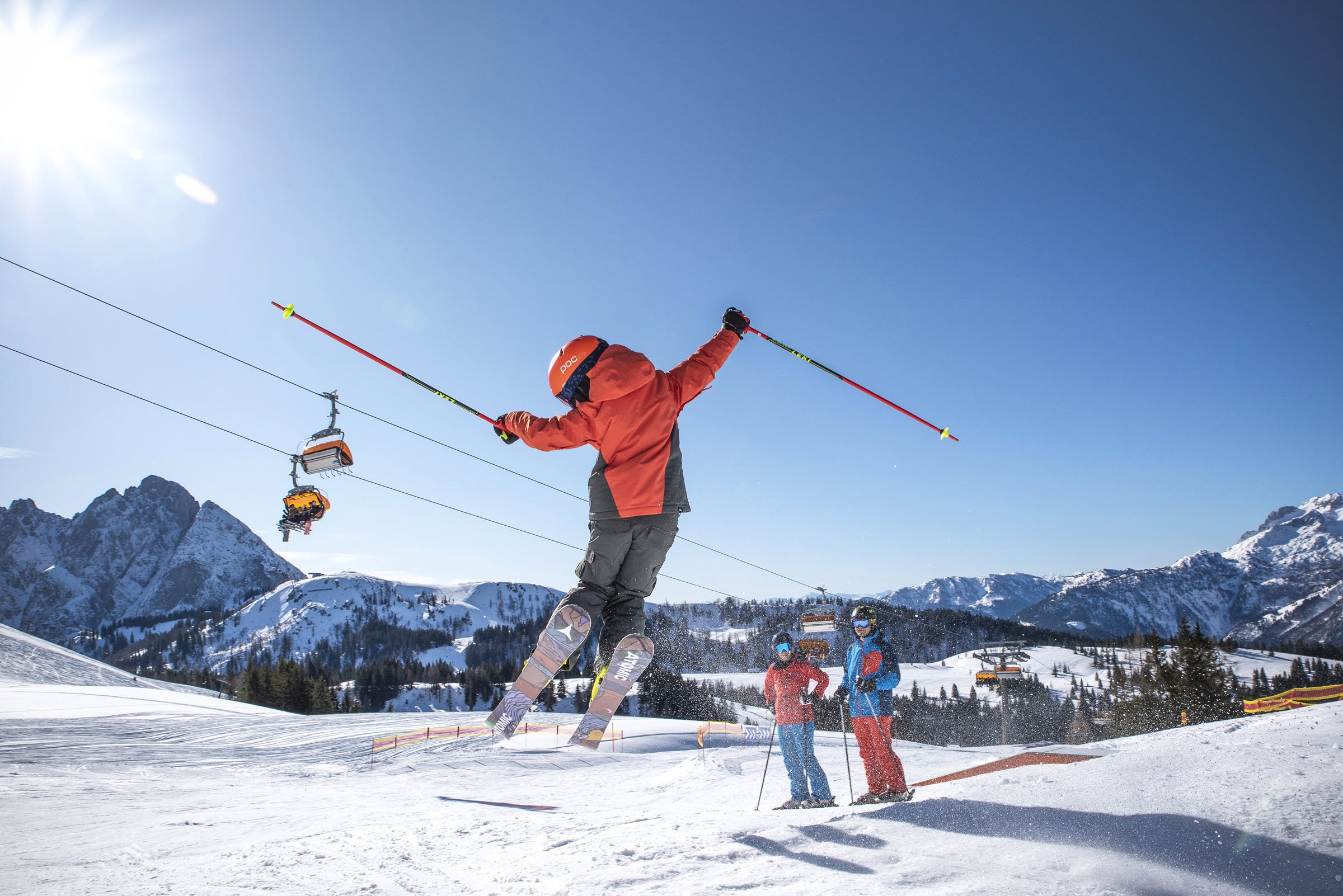 Familie beim Skifahren mit Sprüngen