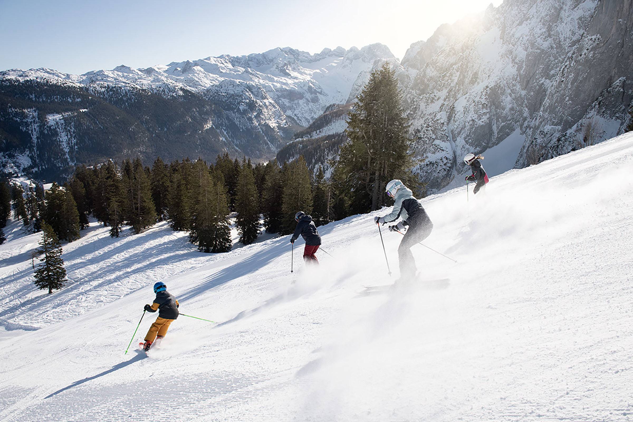 Familie beim Skifahren im Skigebiet Dachstein West