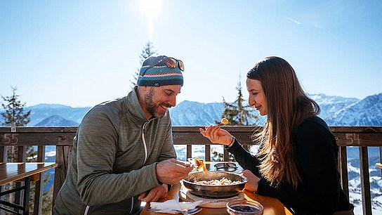 Hüttengaudi am Loser – Paar auf der Terrasse mit Kaiserschmarrn