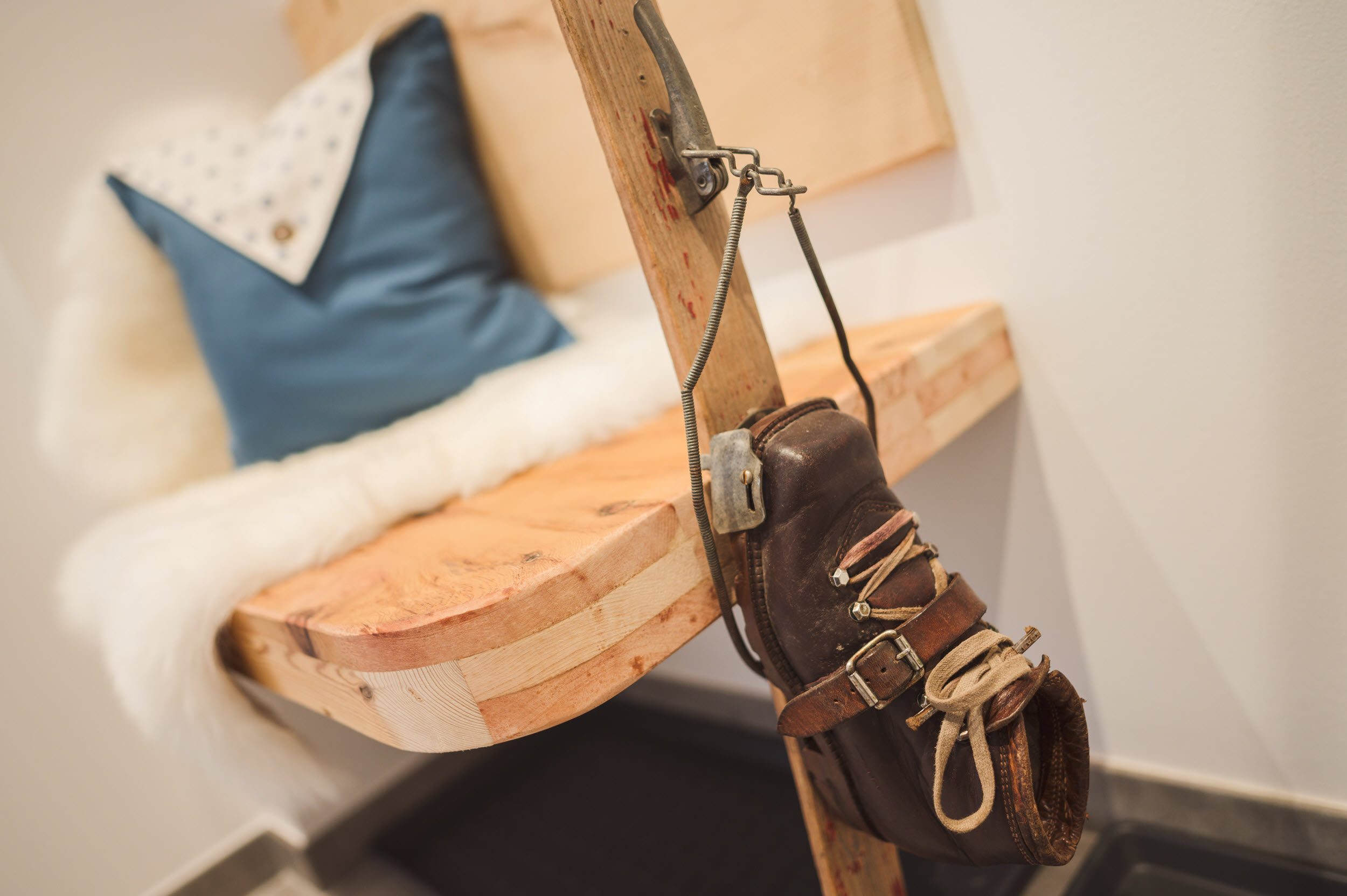 Garderobe-Detail: antiker Ski mit Lederschuh und Bindung