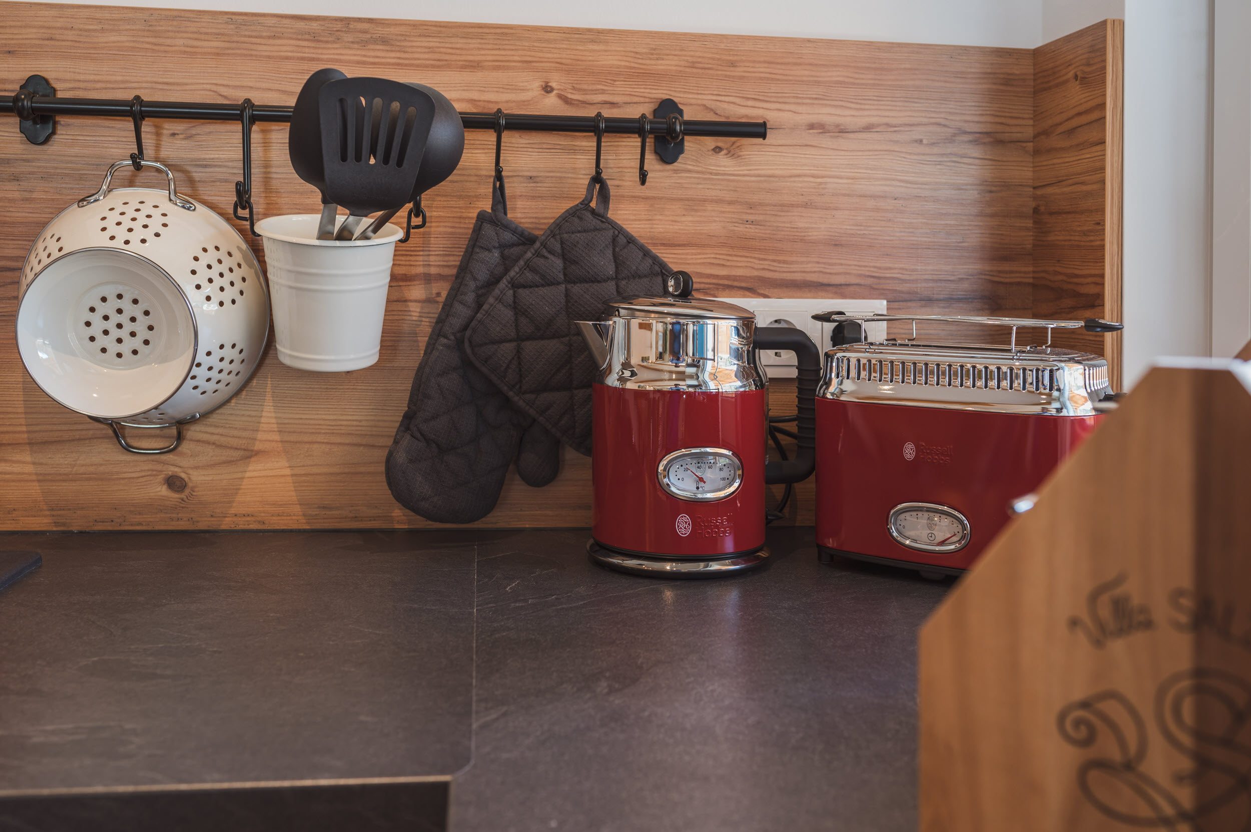Roter Russell-Hobbs-Wasserkocher und Toaster