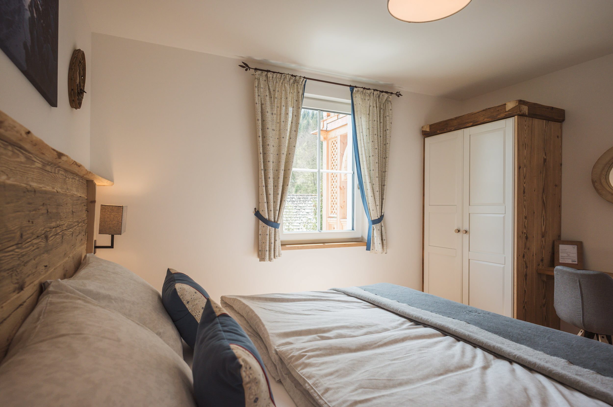 Schlafzimmer 2 von der Seite mit weißem Schrank und Schreibtisch