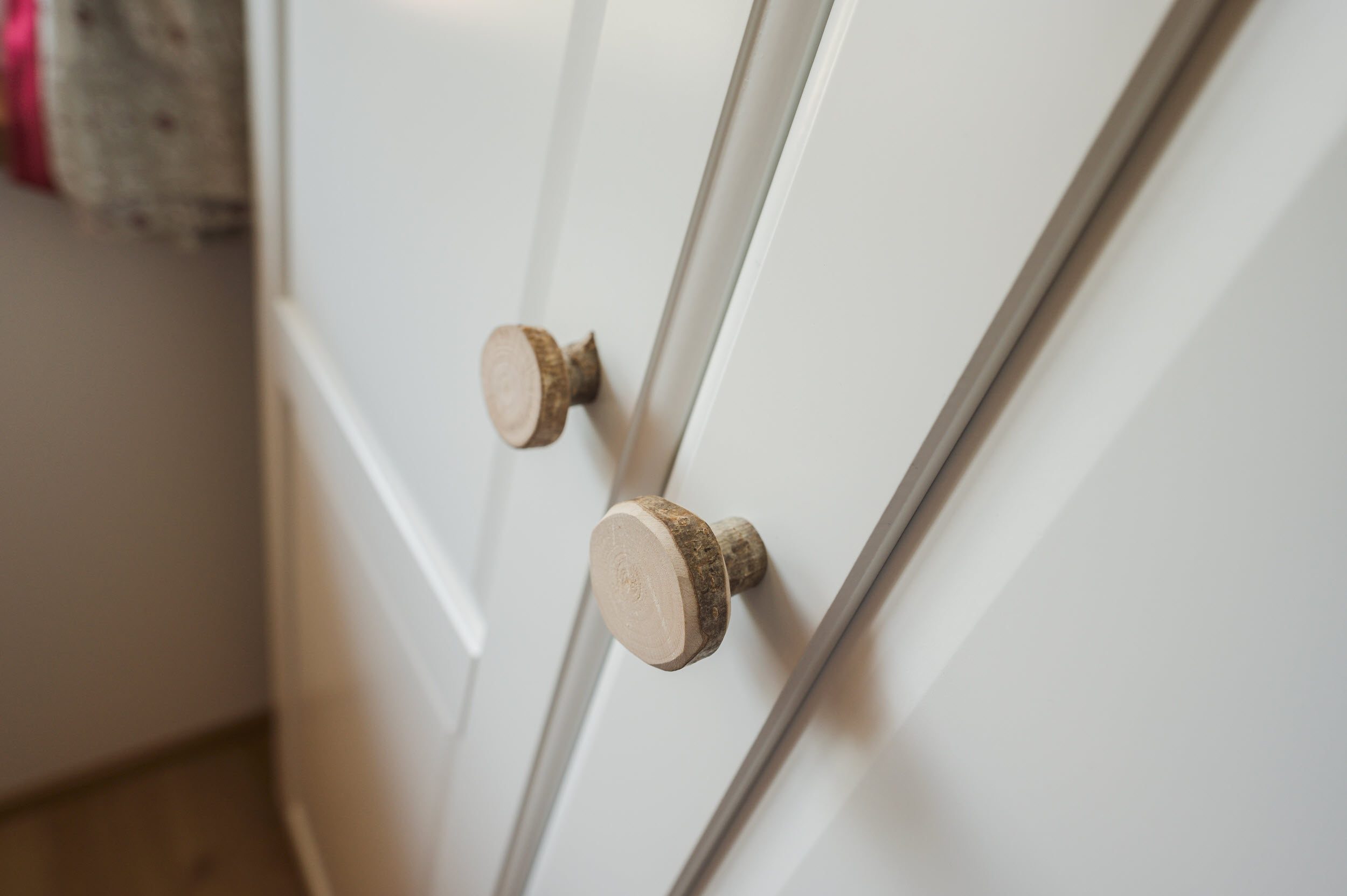 Schrank-Detail: handgemachte Knäufe aus Baumscheiben
