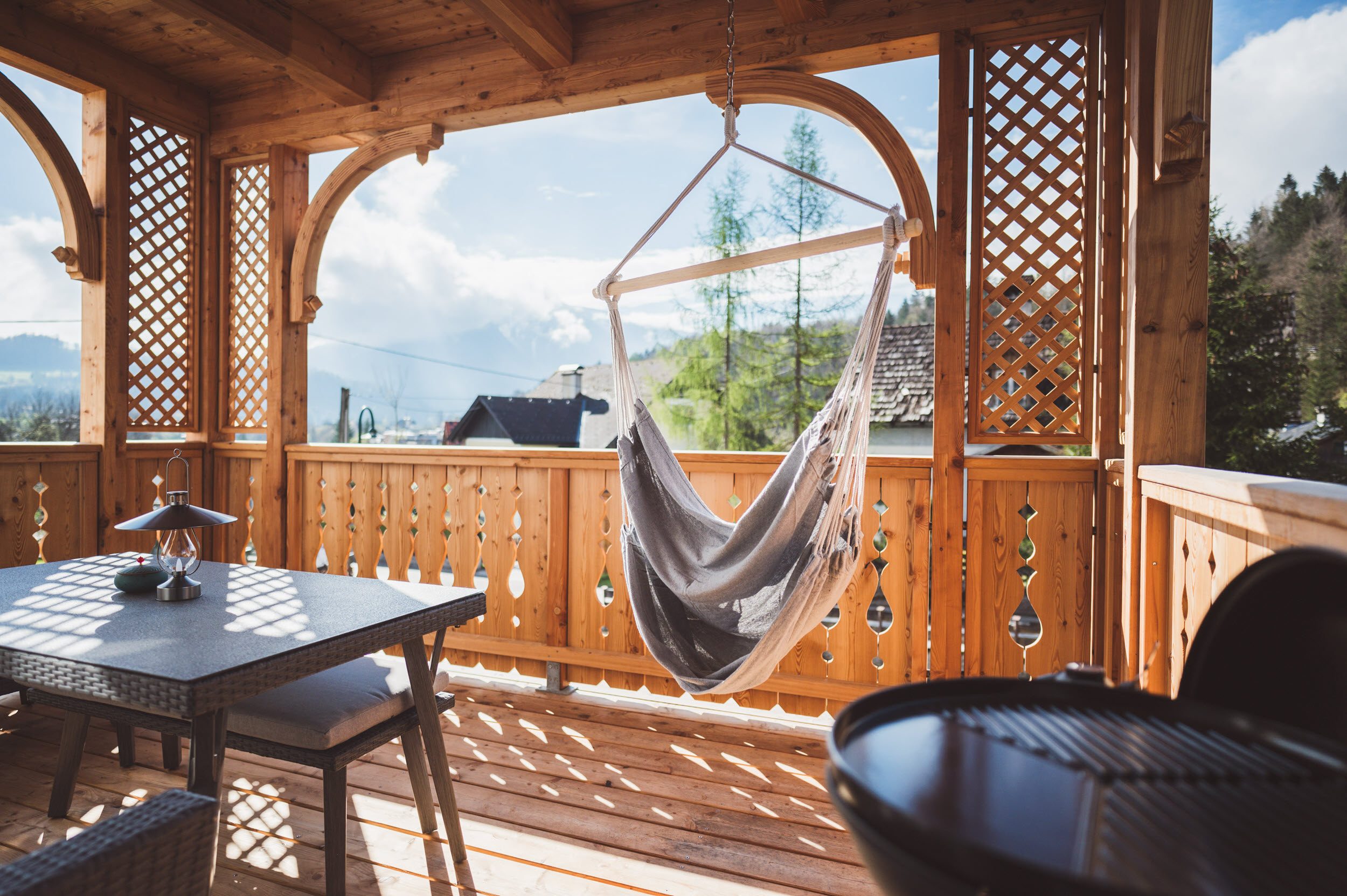 Balkon-Hängesessel mit Schaffell und Blick auf die Berge