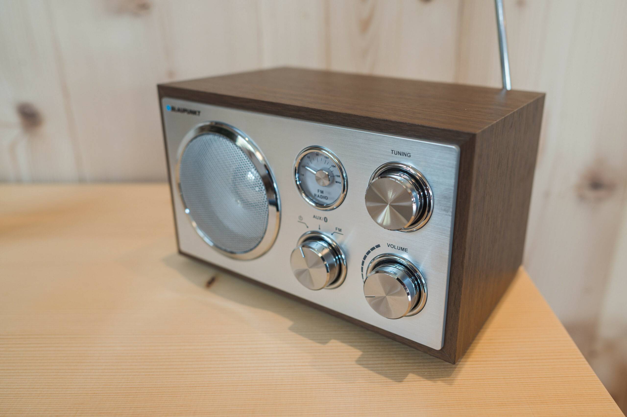 Antikes Blaupunkt-Radio als nostalgischer Akzent