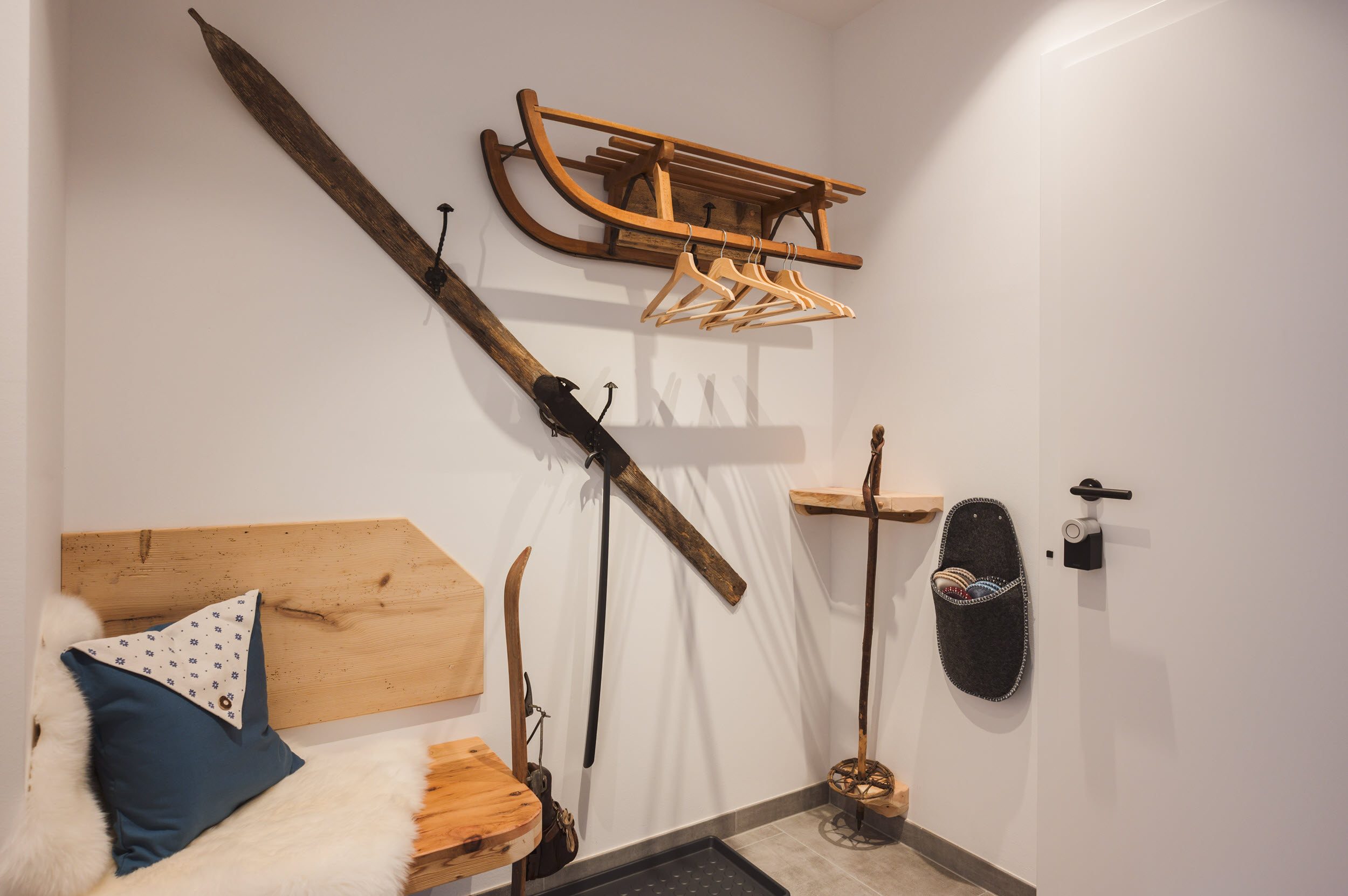 Bergfex-Wohnung: Garderobe mit altem Ski, Schlitten und Wanderstock