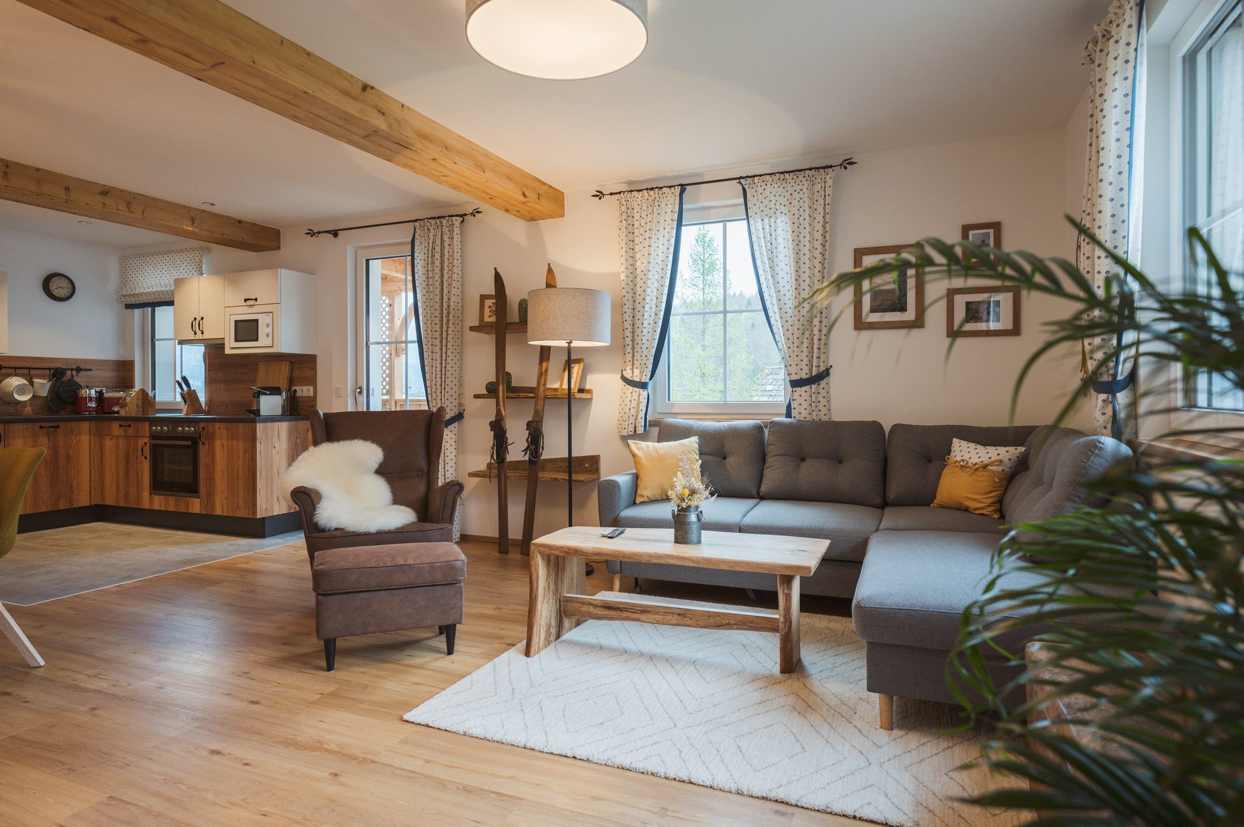 Bergfex-Wohnung: Wohnzimmer mit grauer Eckcouch und Ohrensessel