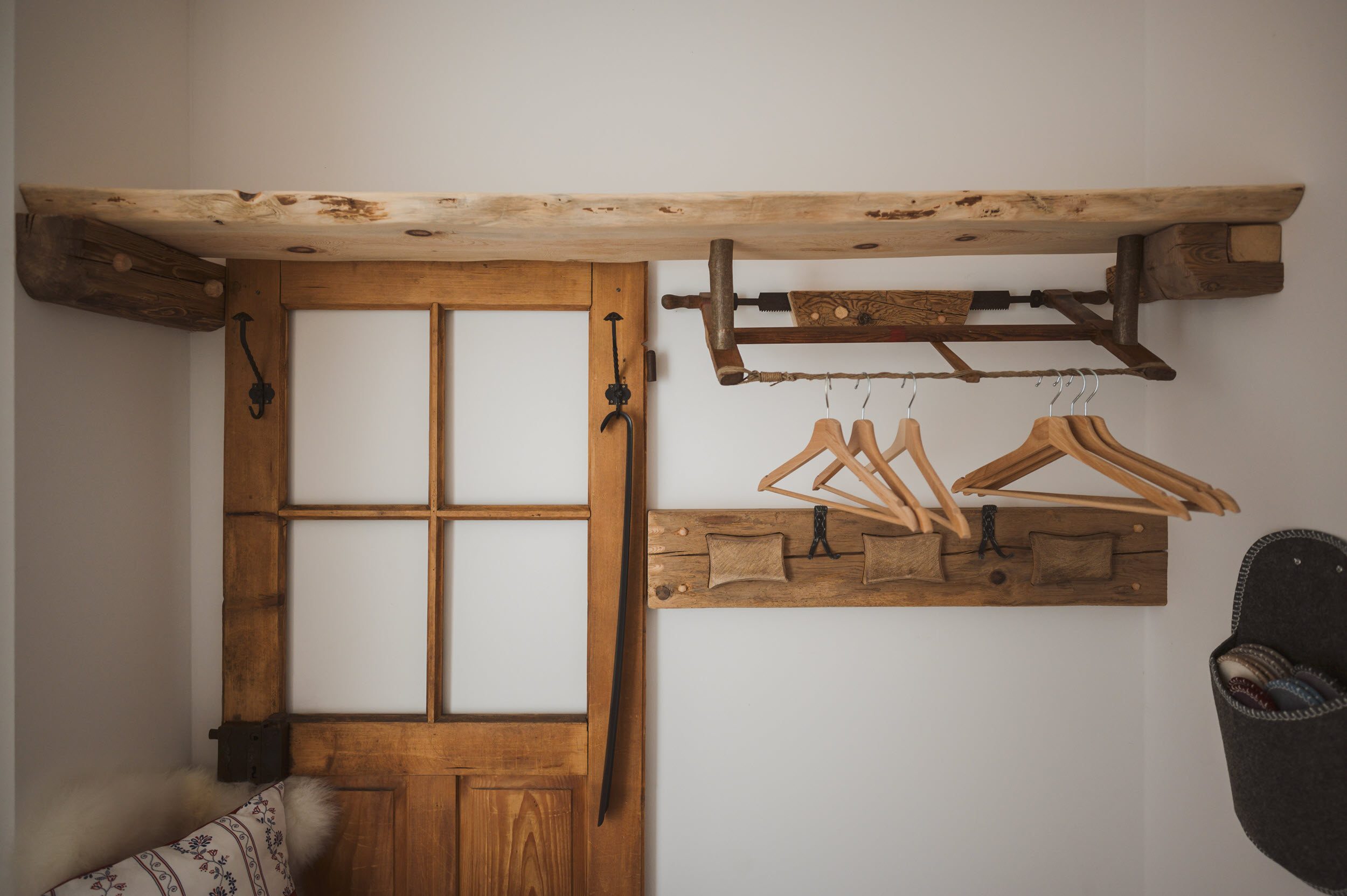 Handwerker-Wohnung: handgefertigte Hakenleiste aus Holz