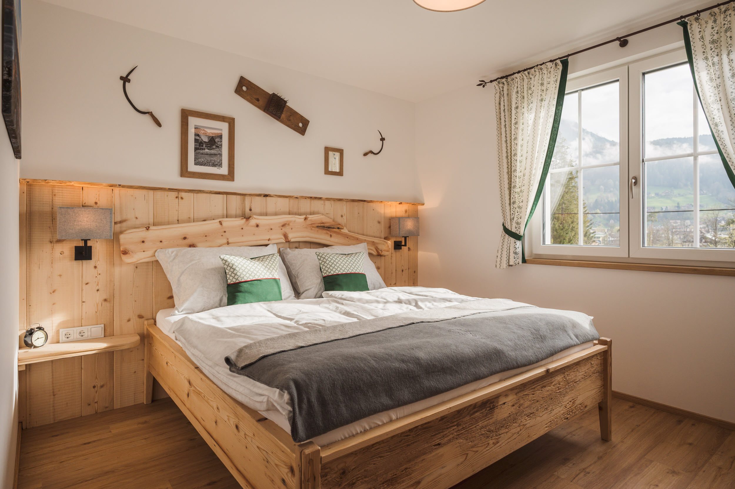 Handwerker-Wohnung: Schlafzimmer mit Säge an der Wand und grünen Akzentkissen