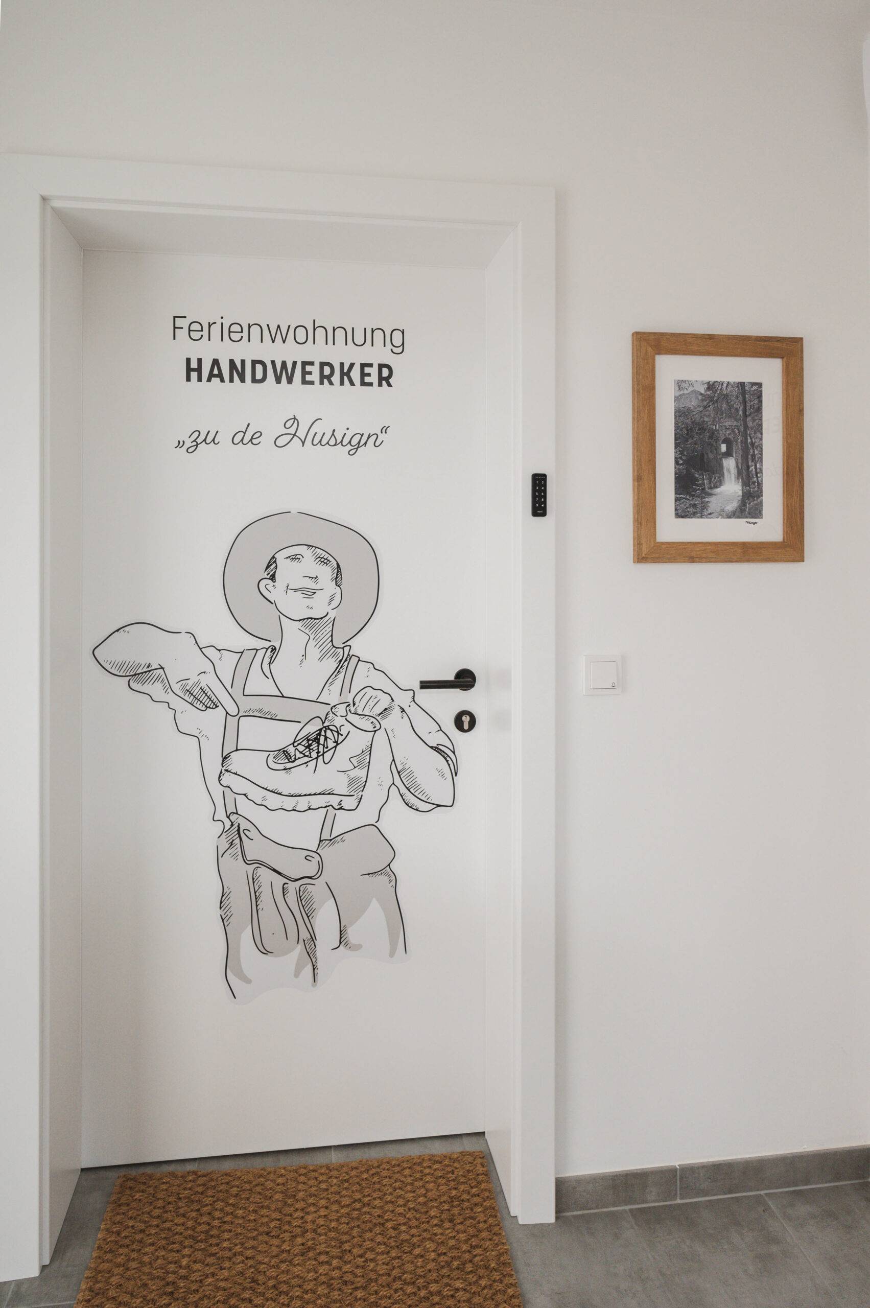 Eingangstür der Handwerker-Wohnung mit gezeichnetem Holzschnitzer