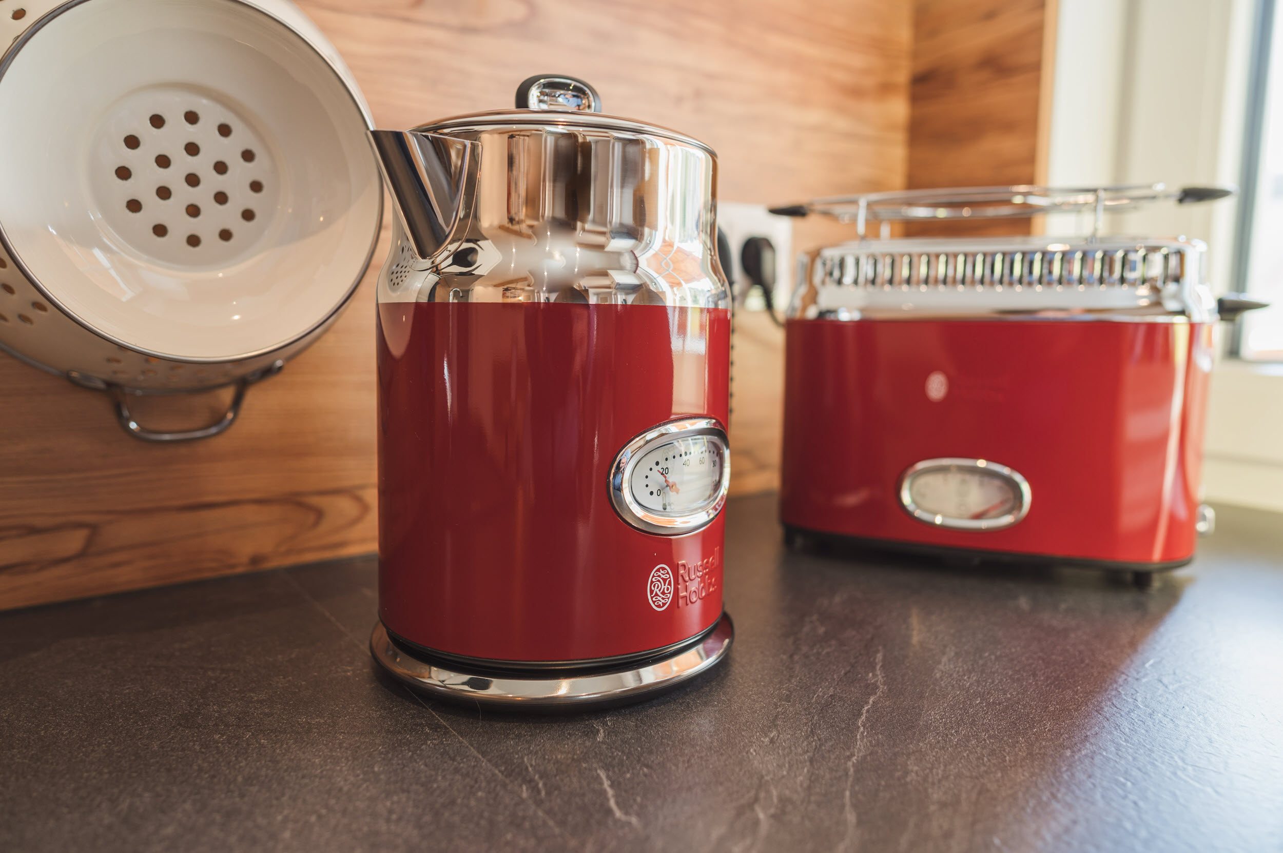 Roter Russell-Hobbs-Wasserkocher und Toaster