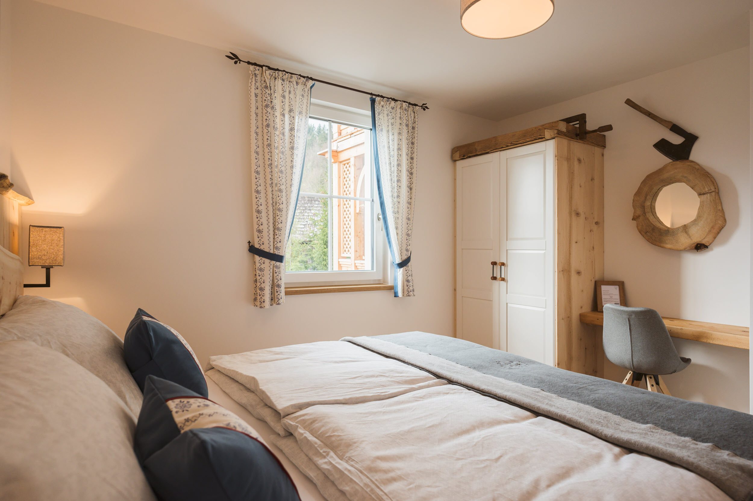 Schlafzimmer 2 mit Holz-Spiegel und Bett
