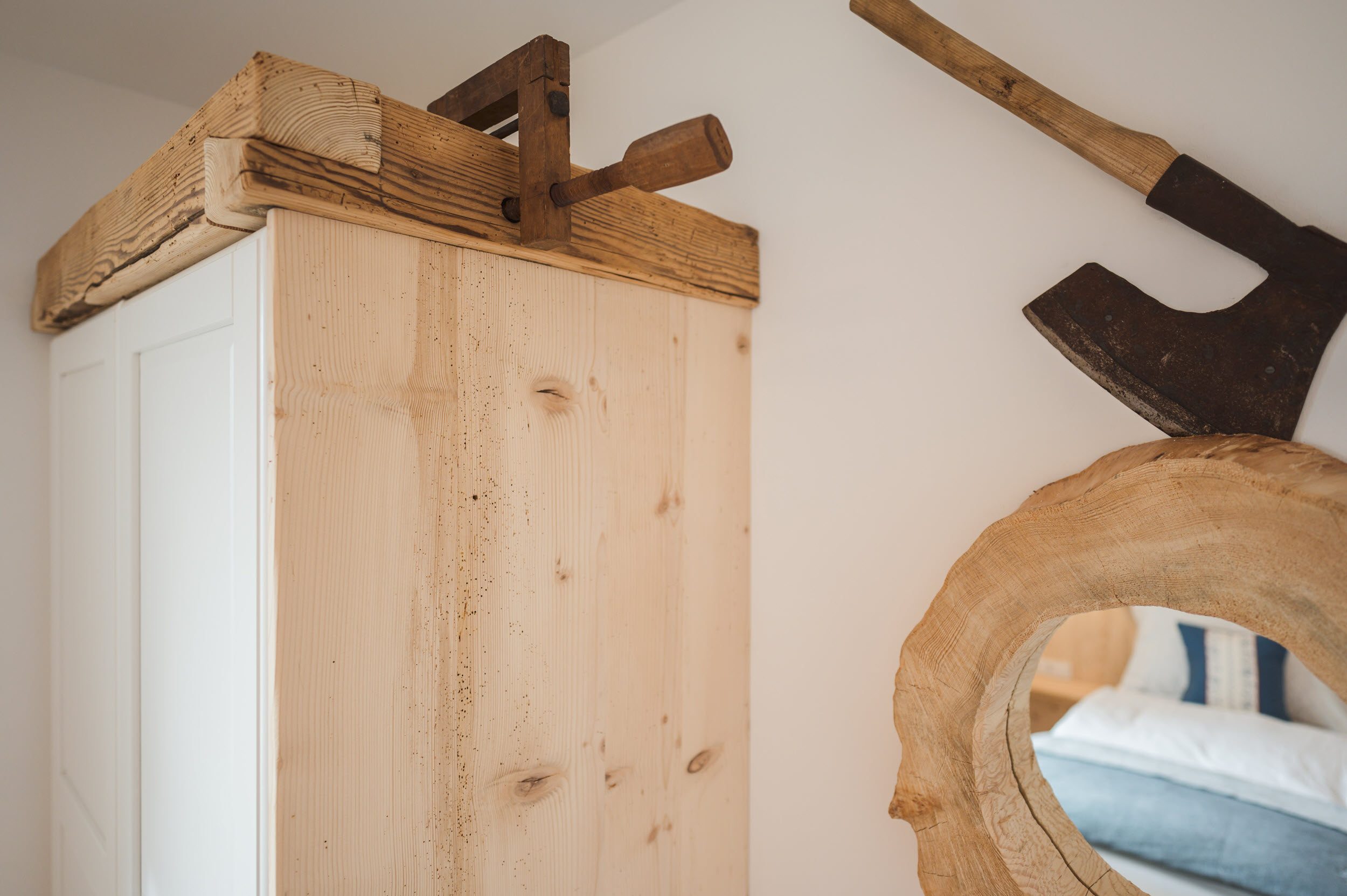 Werkzeug-Detail mit altem Spiegel, Axt und Hobel