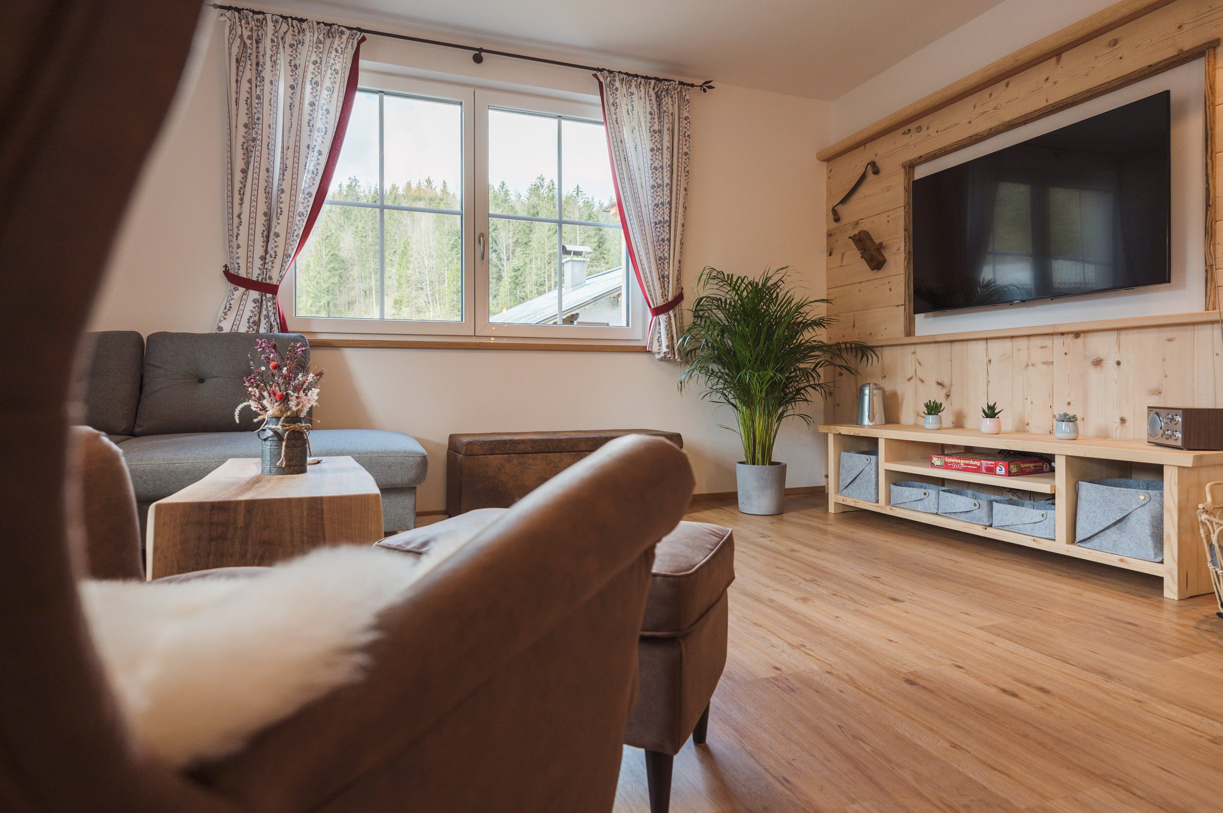Wohnzimmer mit Smart-TV in Holzwand-Verkleidung und Stauraum
