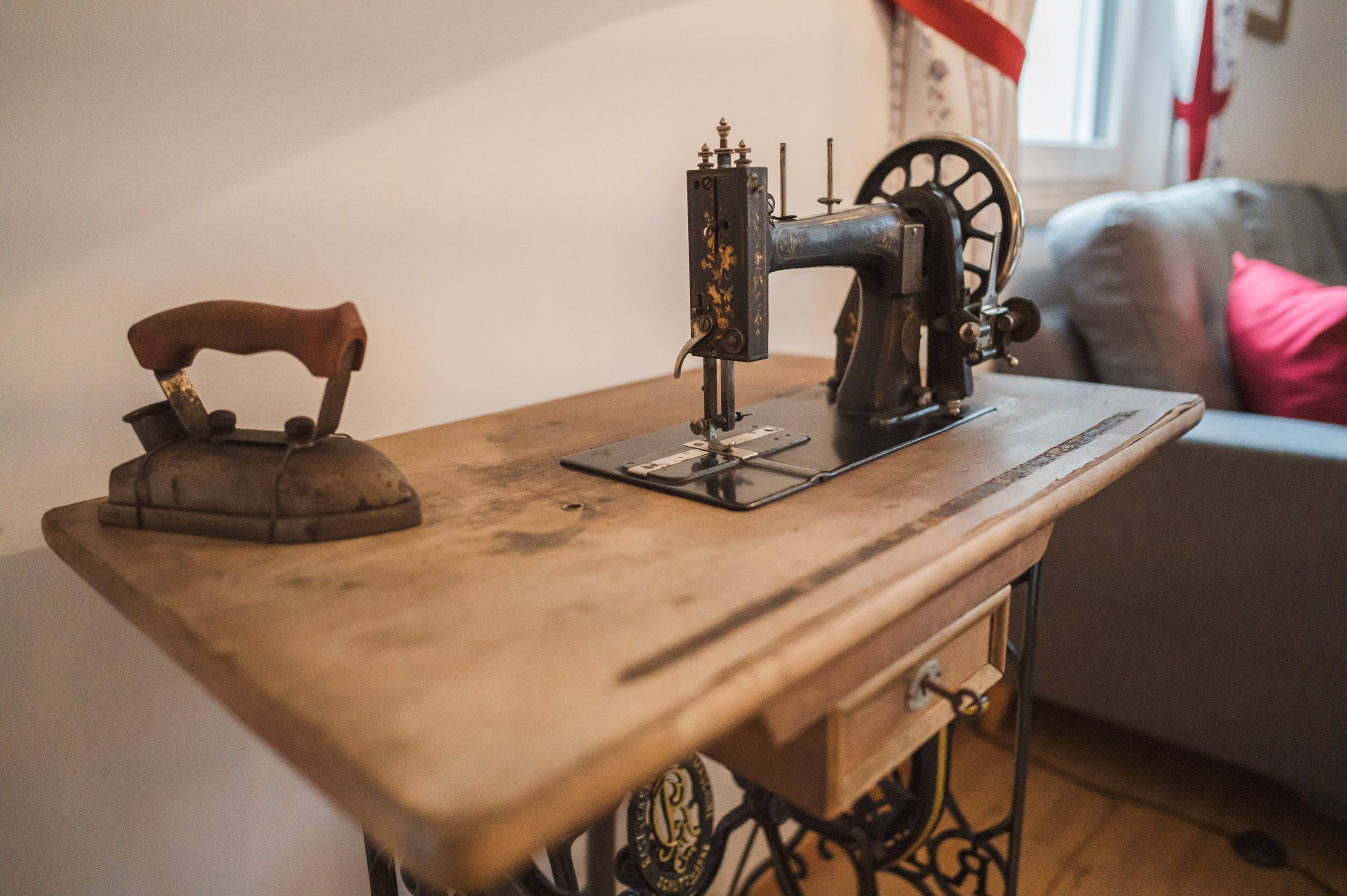 Nähmaschinen-Detail mit historischem Bügeleisen
