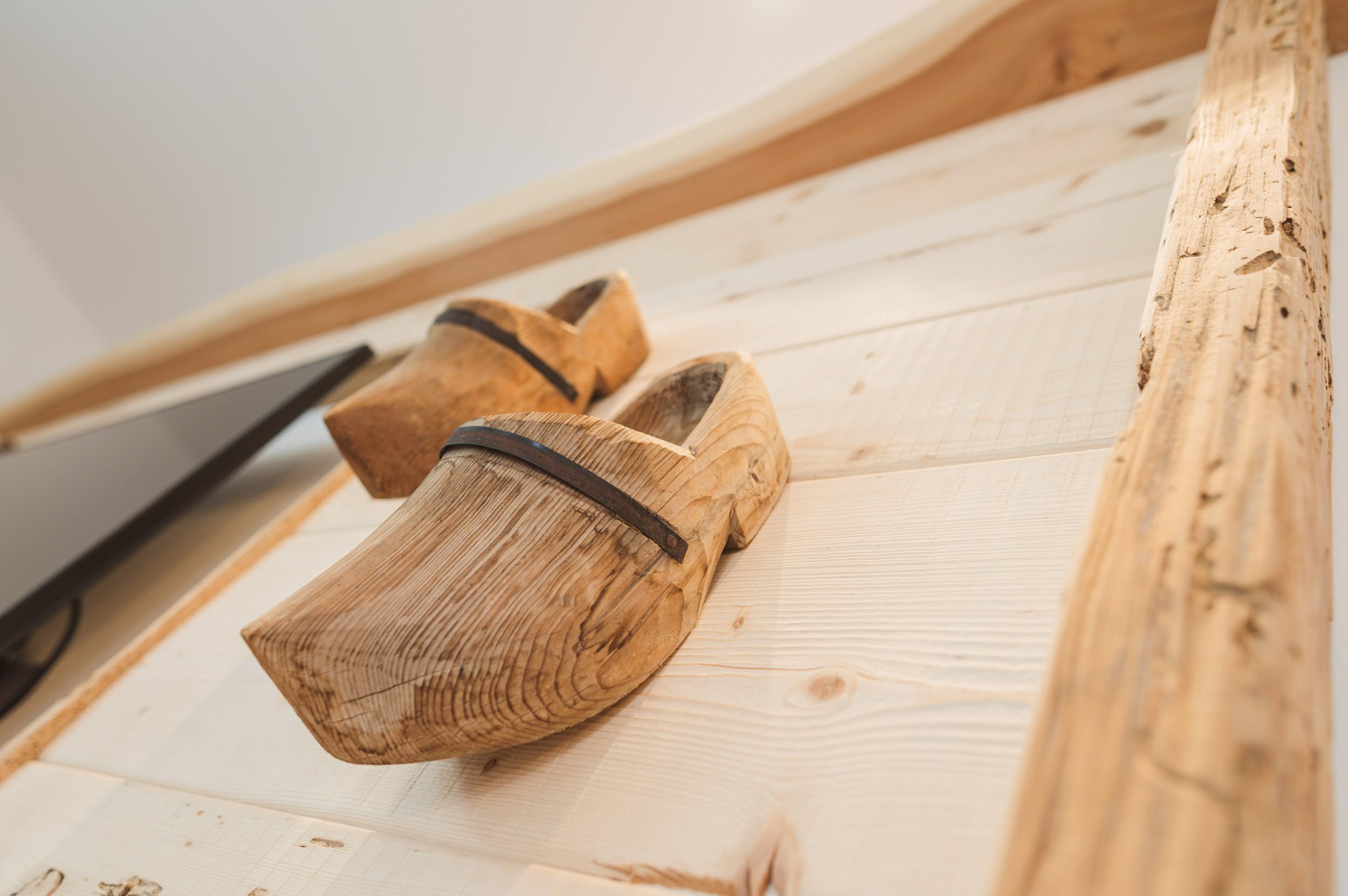 Detail: handgemachte Holzschuhe als Wohn-Accessoire