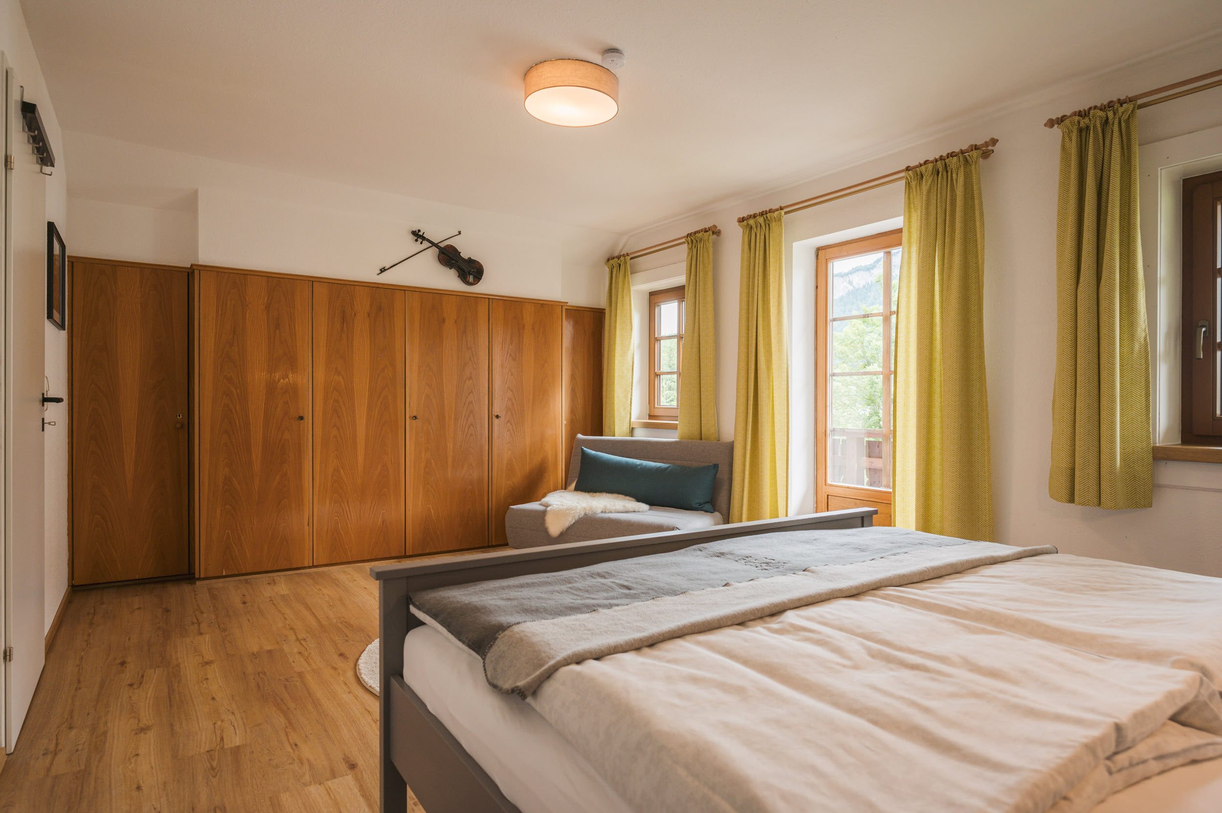 Schlafzimmer 2 mit Geige und Schrank
