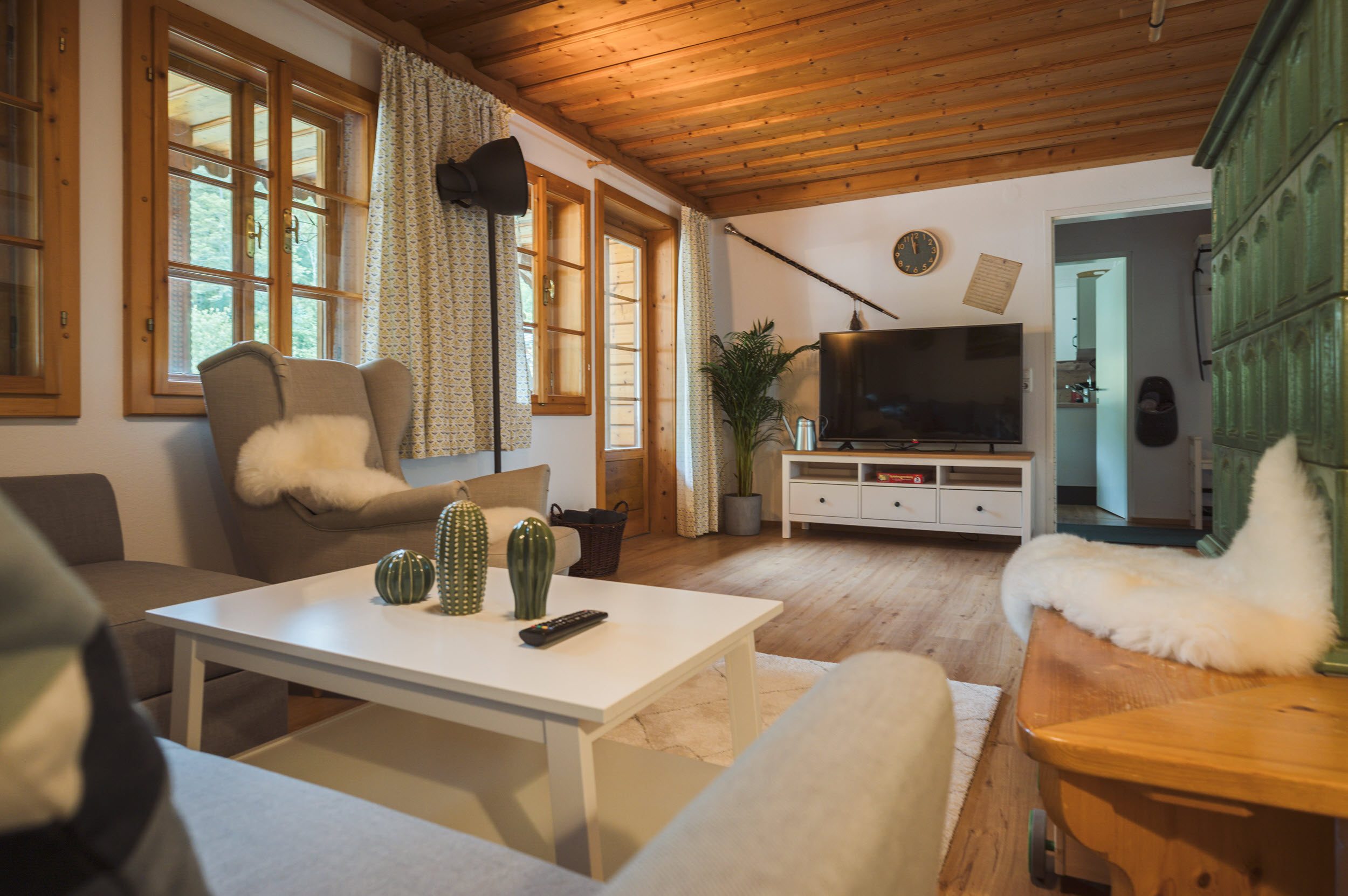 Wohnzimmer mit Smart-TV und Leseecke