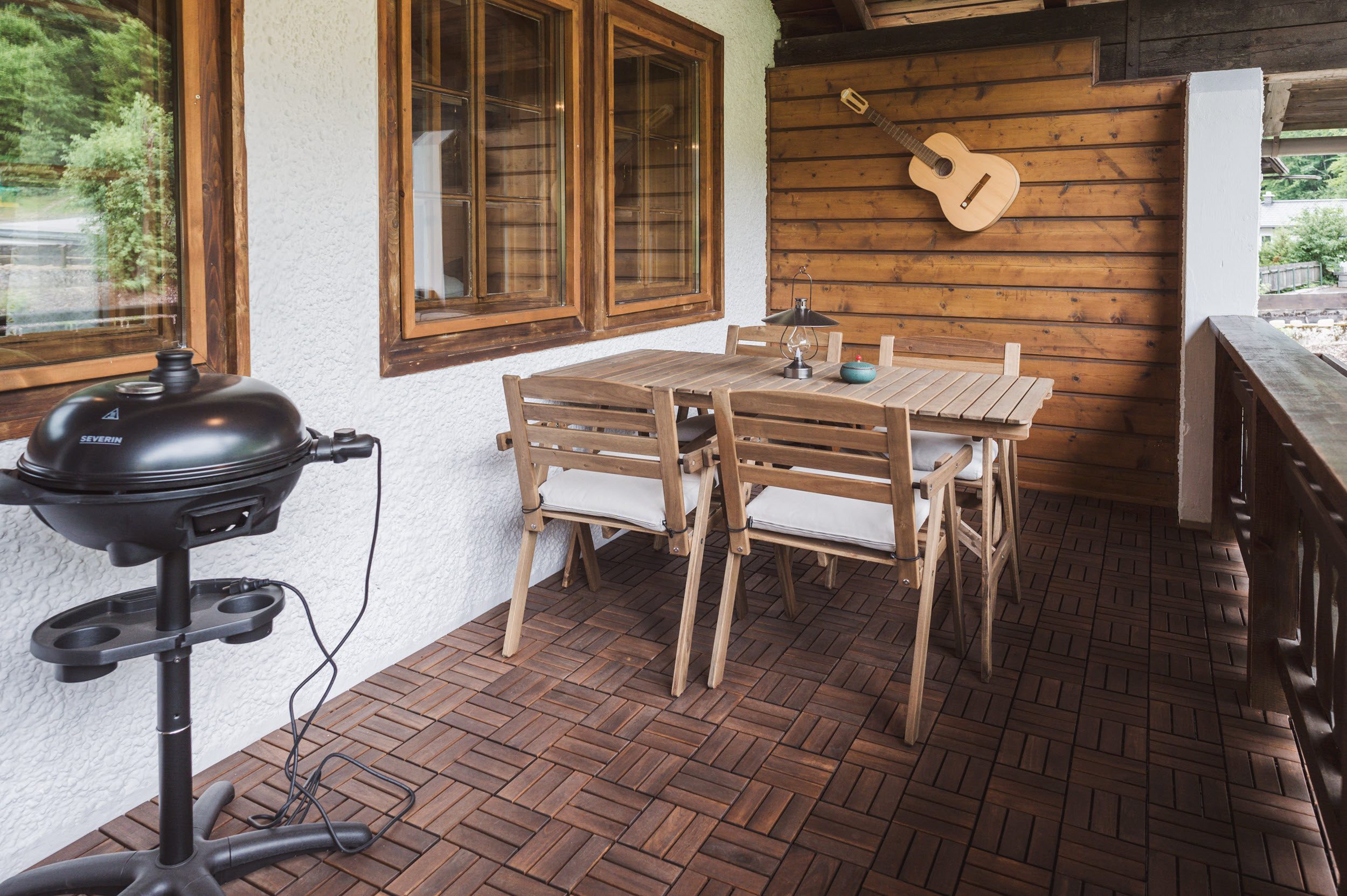 Musiker-Wohnung: 17 m² Balkon mit Esstisch und Elektrogrill