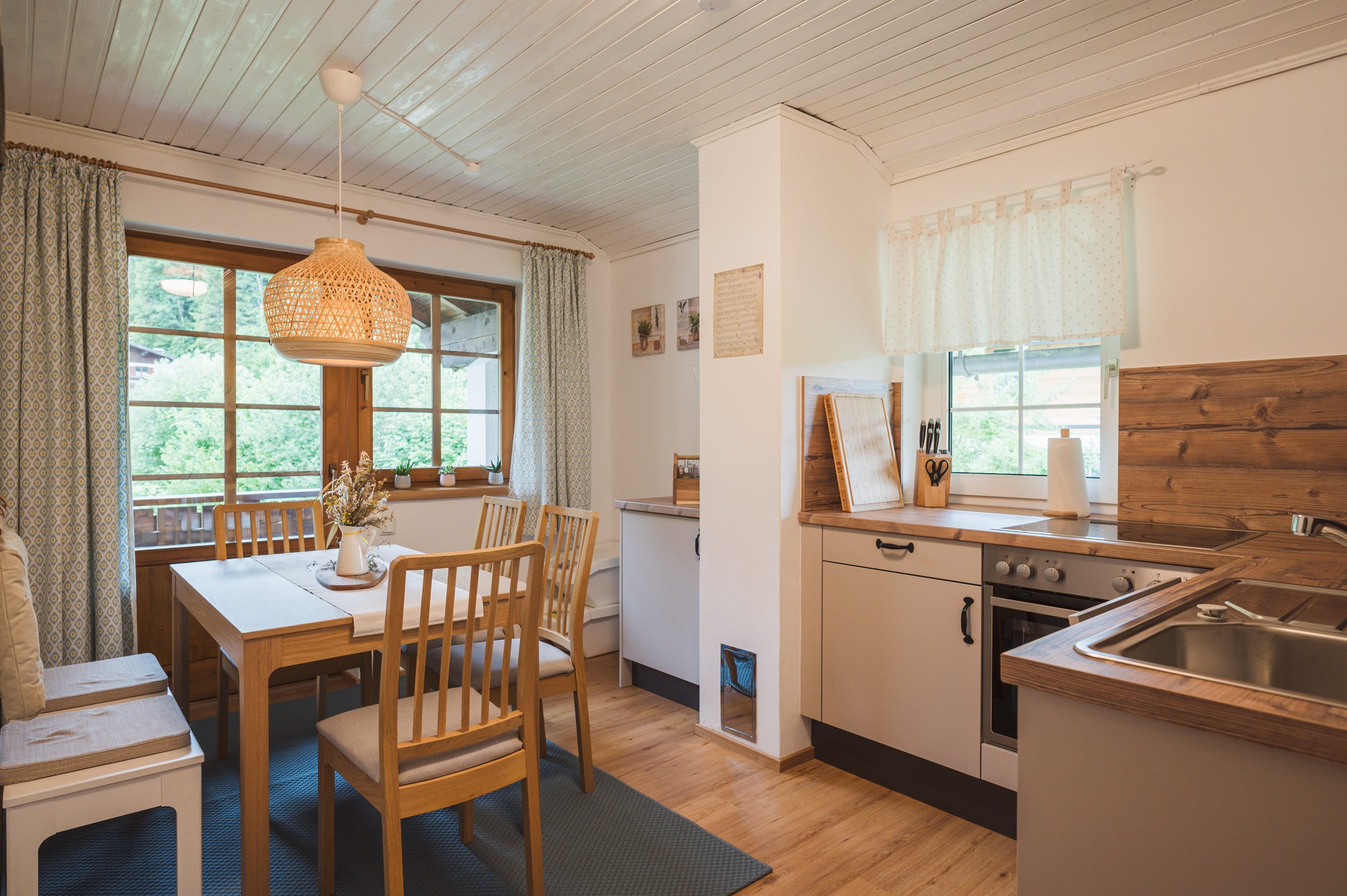 Musiker-Wohnung: Esstisch mit Küche im Hintergrund