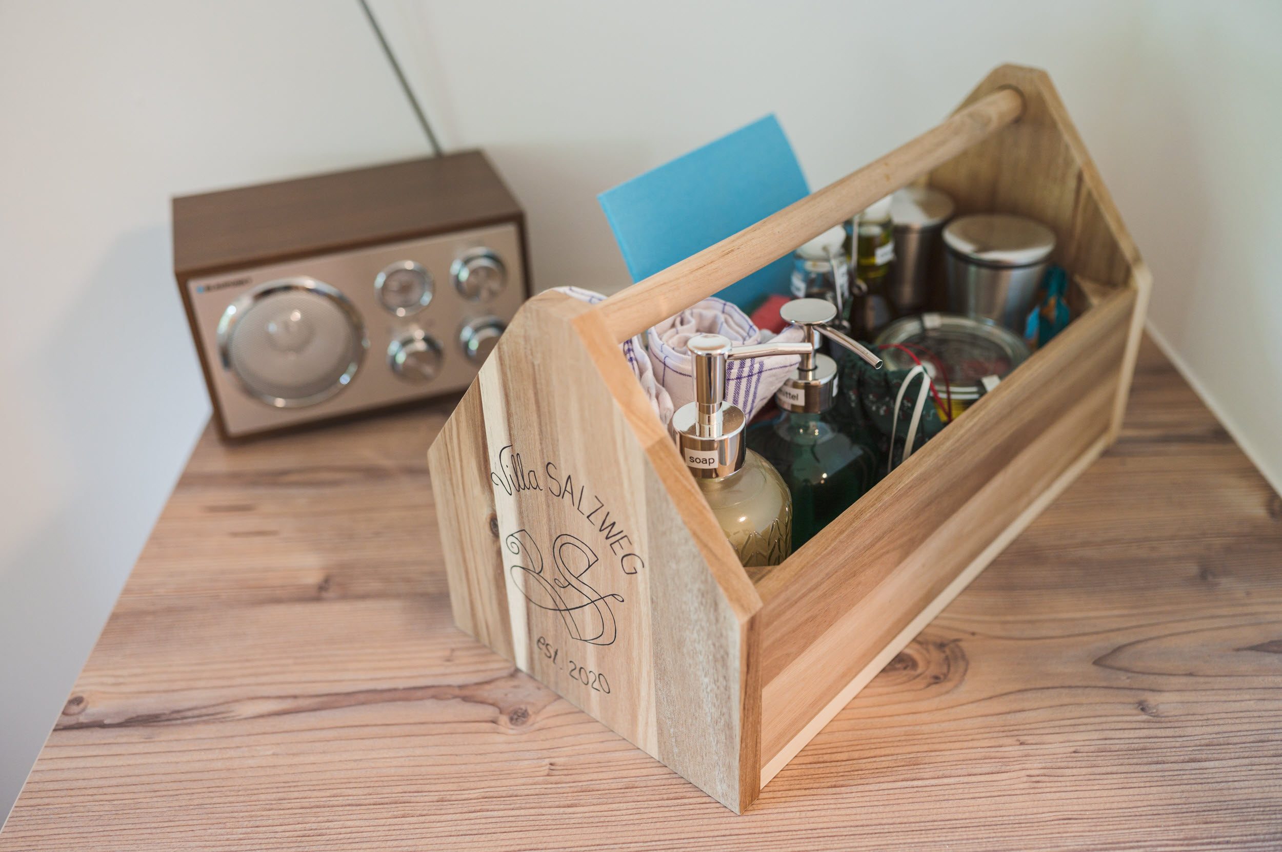Unser Startpaket: Villa-Salzweg-Tragebox mit allem, was ihr für die ersten Tage braucht