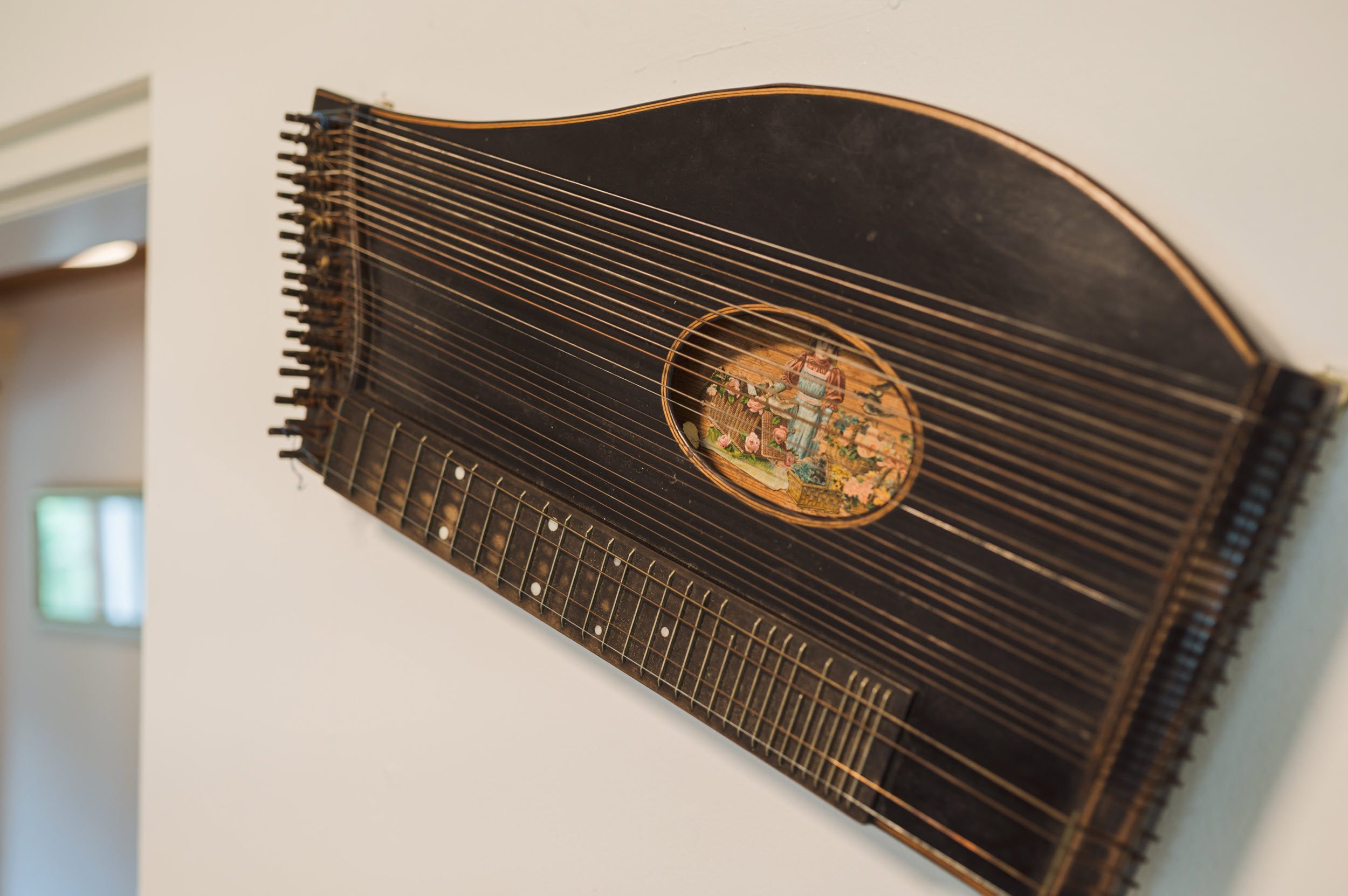 Antike Zither an der Wand